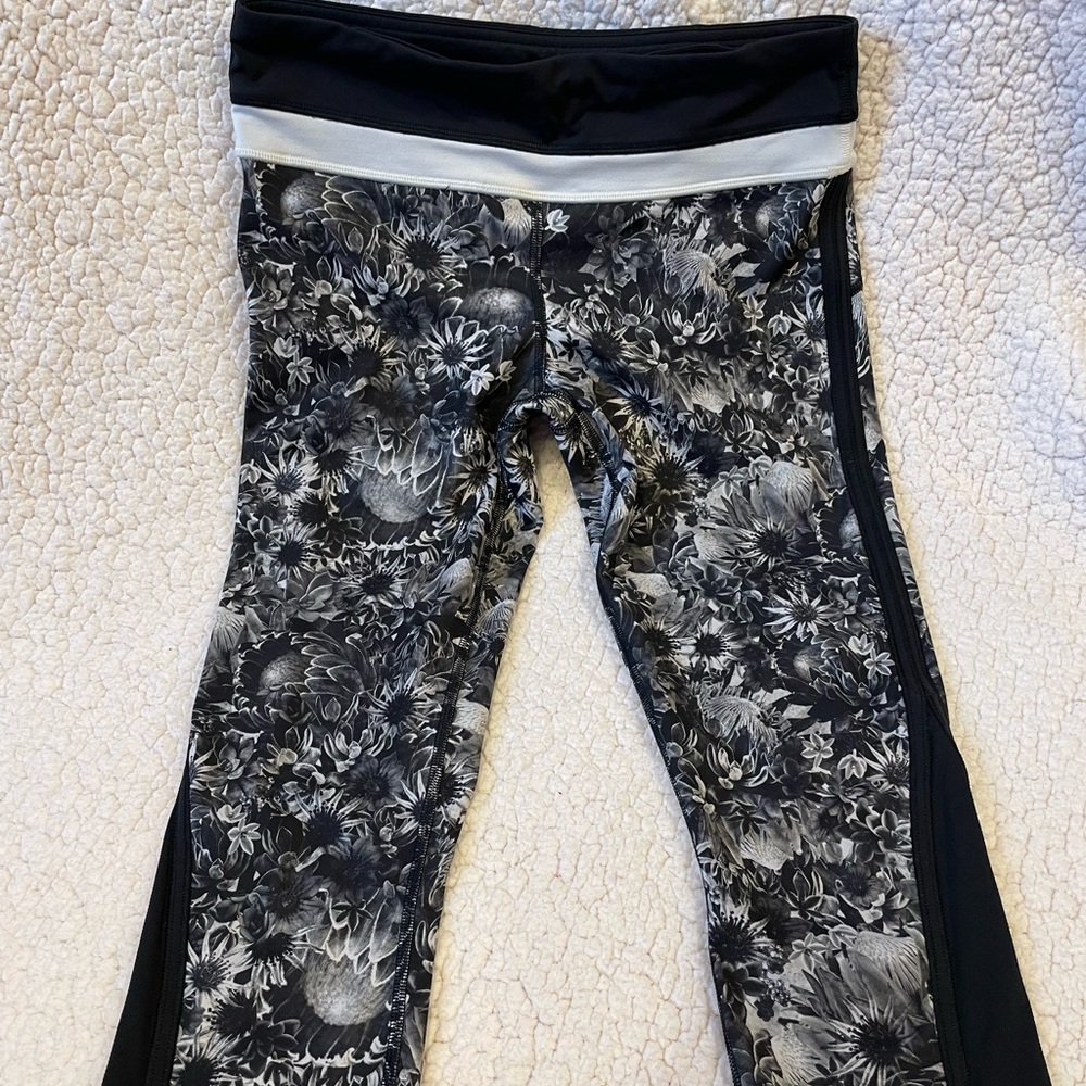 Lululemon Up the Peace Crop Pant. Size 6